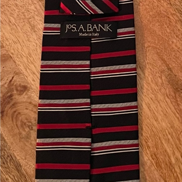 JOS A. BANK MEN’S BLACK, RED, GRAY, & WHITE 100% SILK NECKTIE/PRE-OWNED/STANDARD - Picture 2 of 2